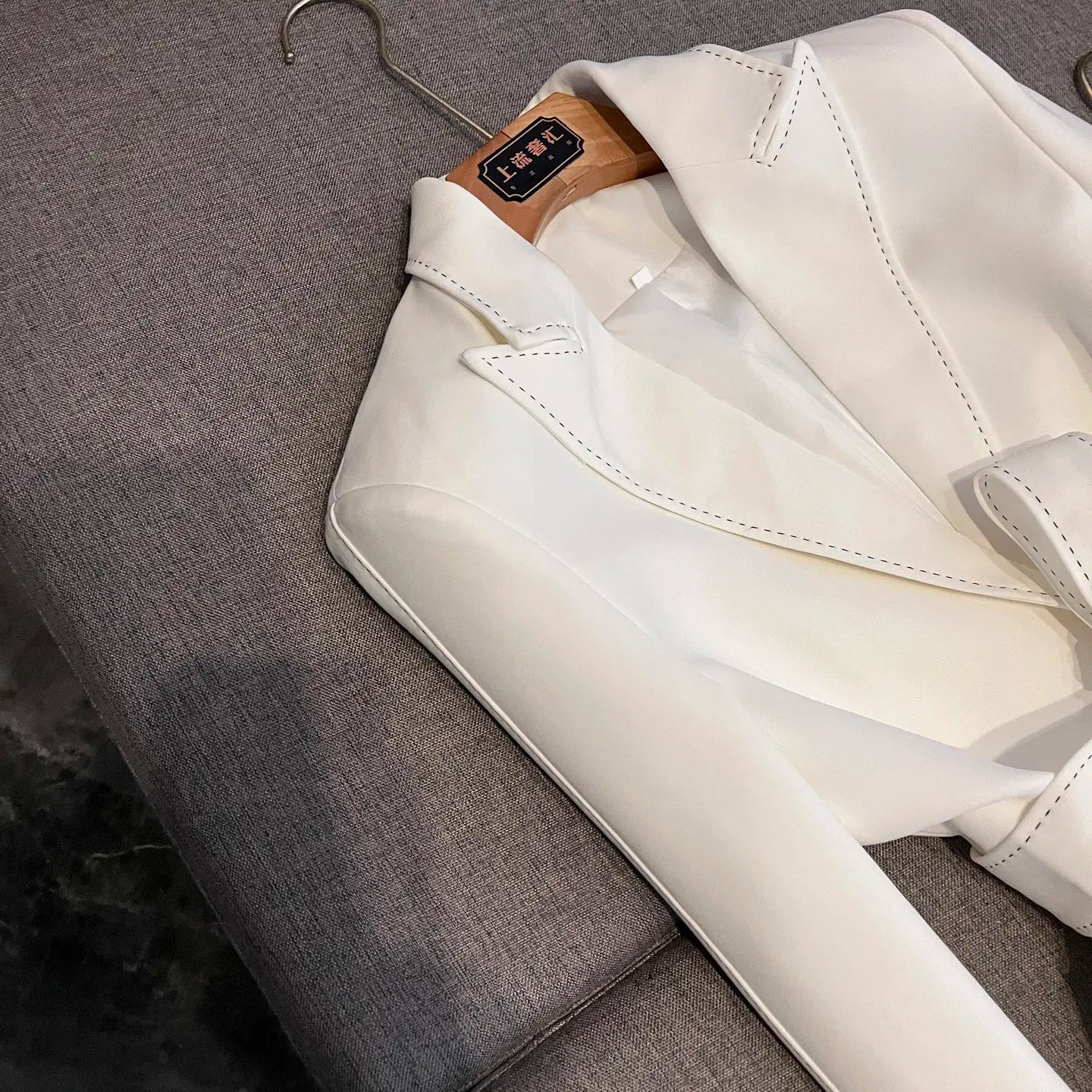 2025 New Arrival Lady Designed Quilted Office Casual 2Pcs Long Sleeve Single Button Blazer With Belt Flared Pants Solil Suit