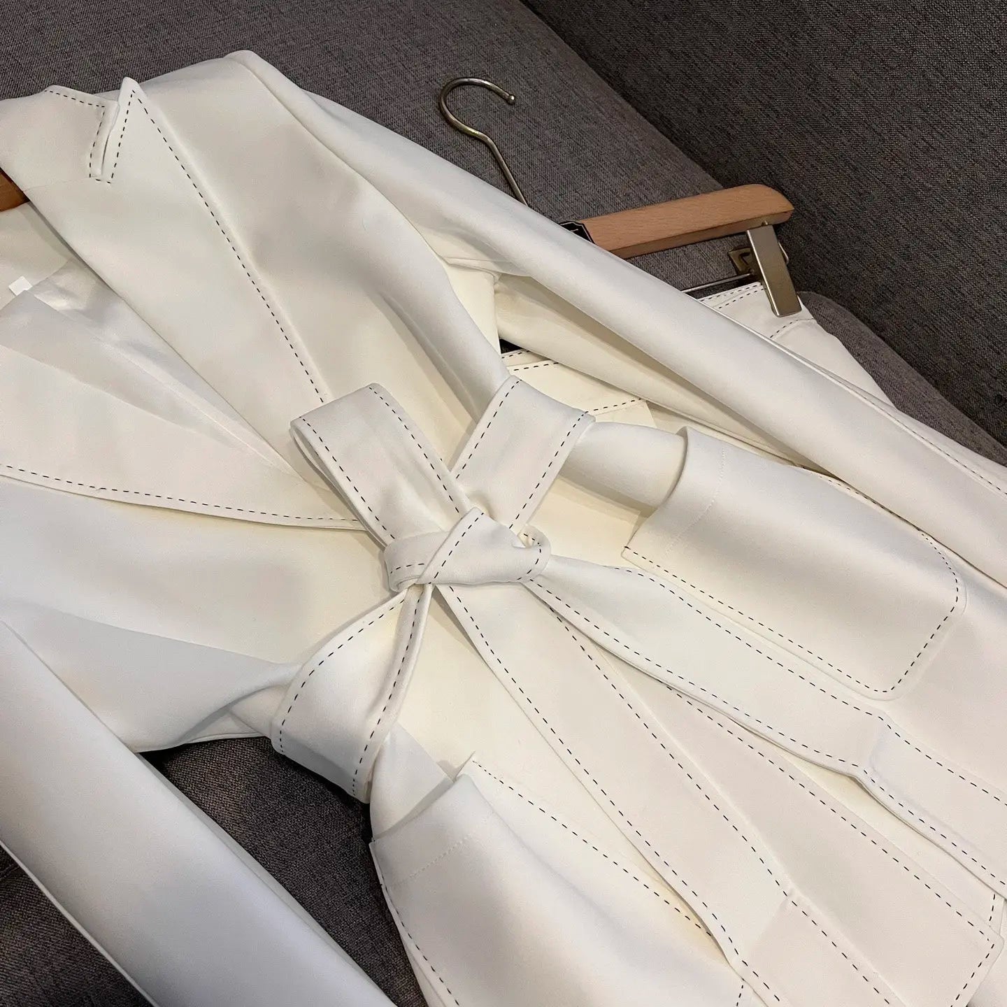 2025 New Arrival Lady Designed Quilted Office Casual 2Pcs Long Sleeve Single Button Blazer With Belt Flared Pants Solil Suit
